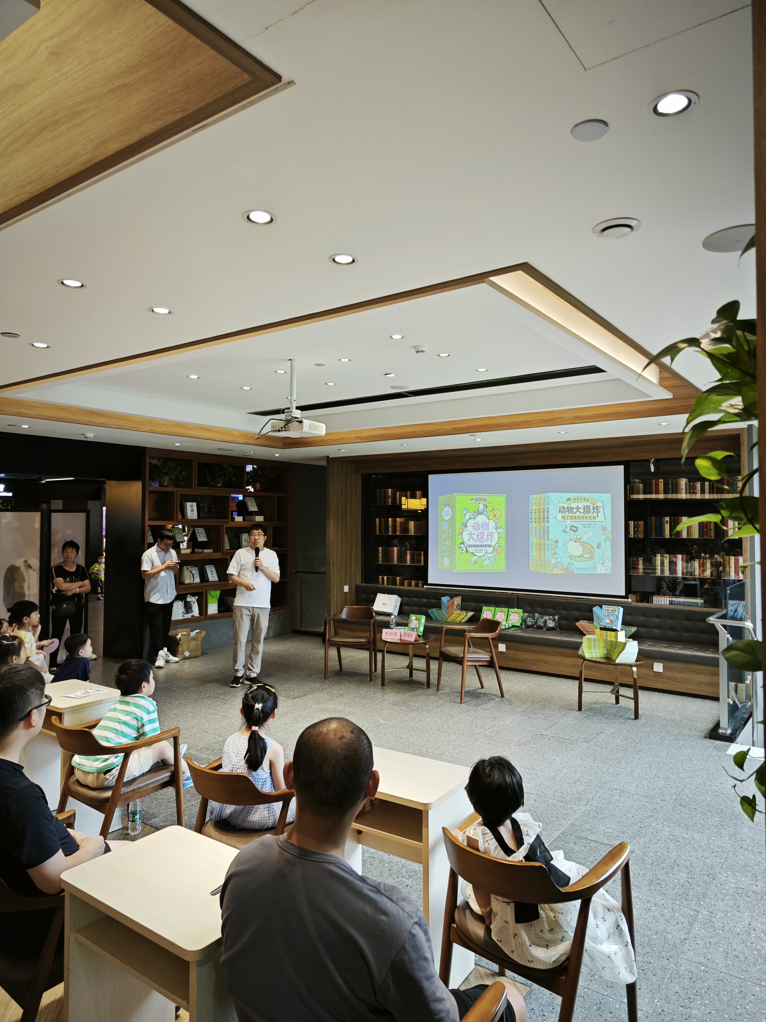 Li Jianlong speaking to children and parents at a bookstore event in Hangzhou